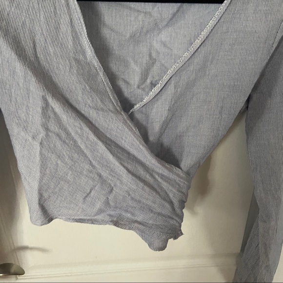 Long Sleeve Wrapped crop top - Picture 2 of 4